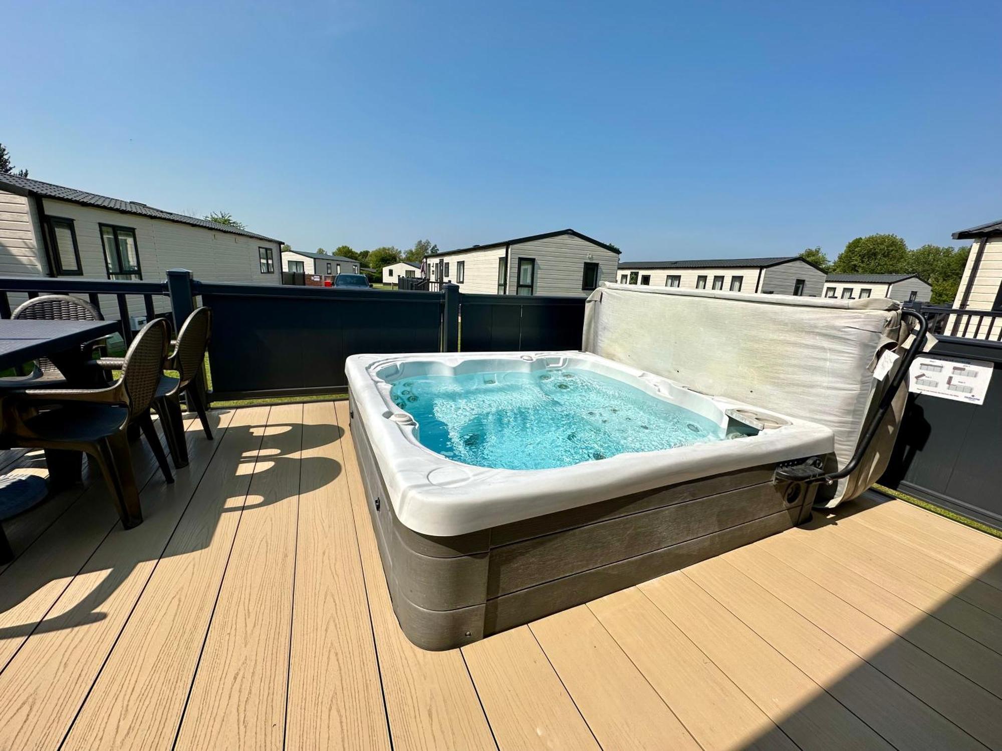 The Boat House, Hot Tub Lodge เซาธ์เซอร์นีย์ ภายนอก รูปภาพ