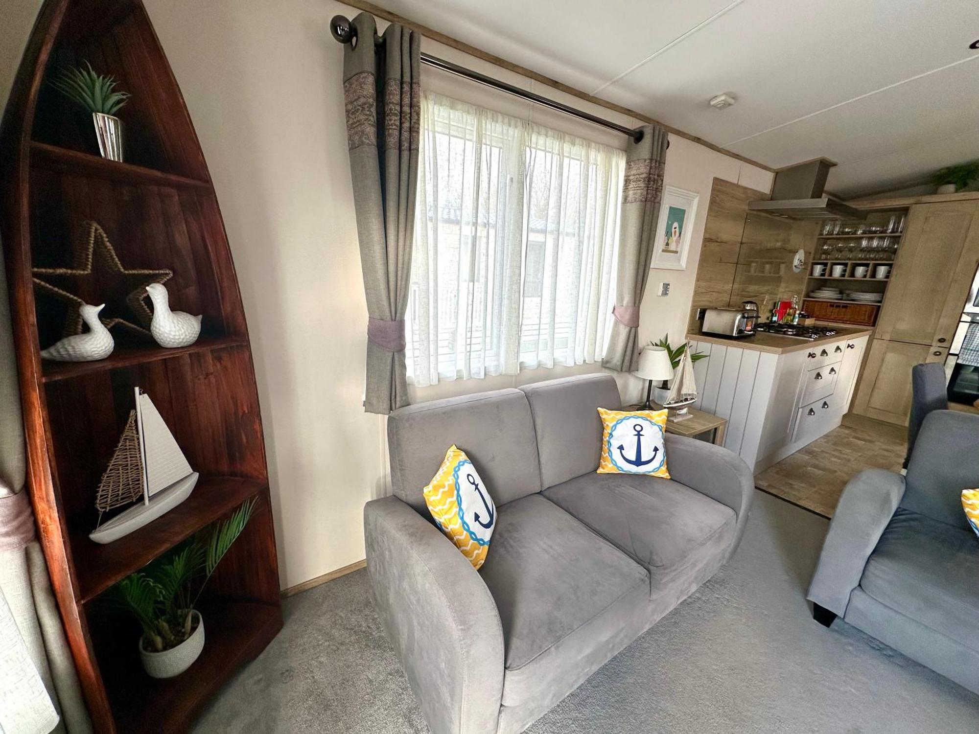 The Boat House, Hot Tub Lodge เซาธ์เซอร์นีย์ ภายนอก รูปภาพ