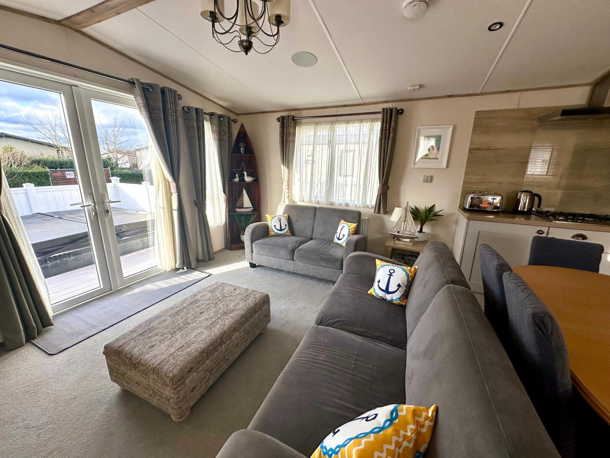 The Boat House, Hot Tub Lodge เซาธ์เซอร์นีย์ ภายนอก รูปภาพ