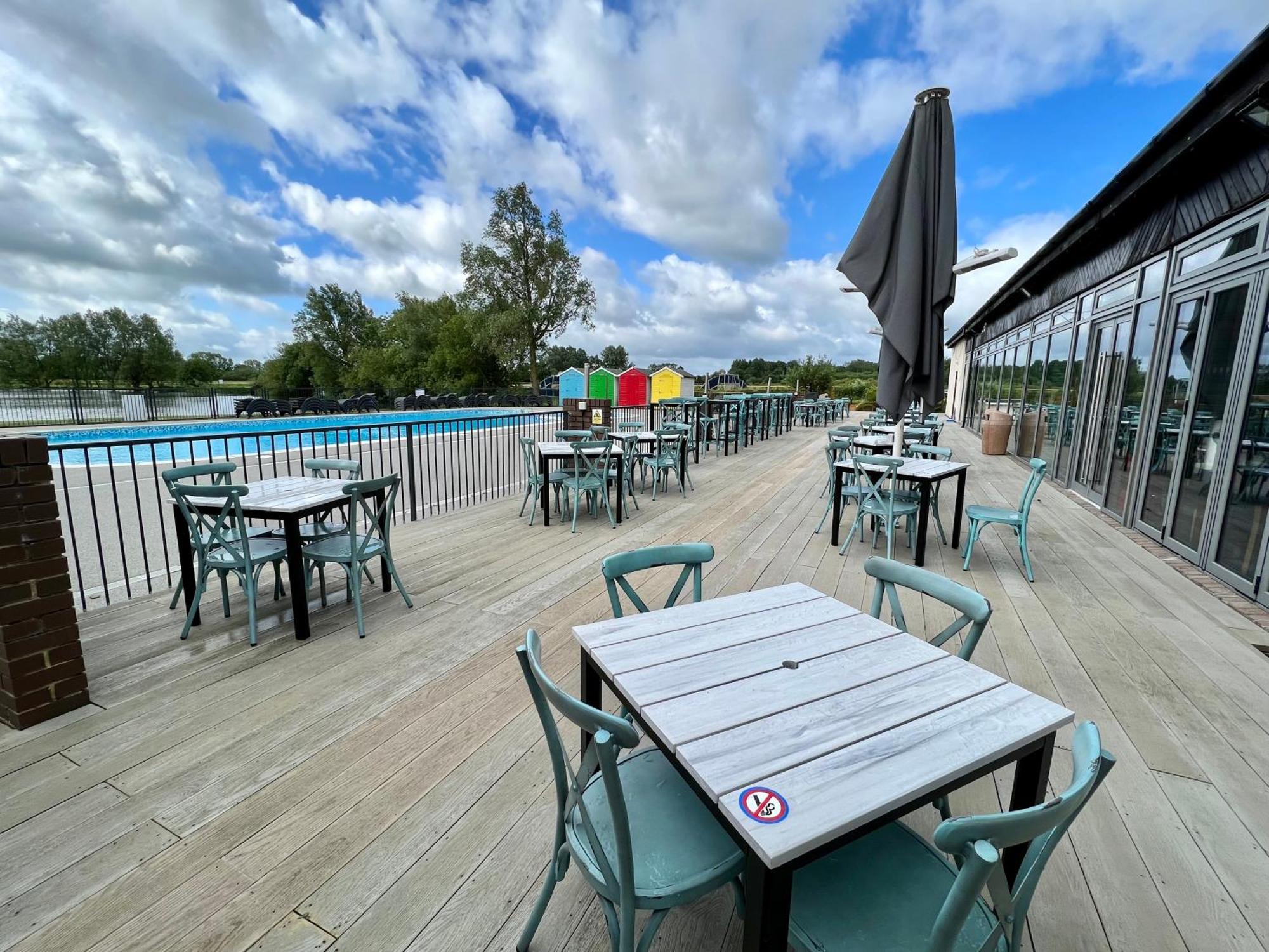 The Boat House, Hot Tub Lodge เซาธ์เซอร์นีย์ ภายนอก รูปภาพ