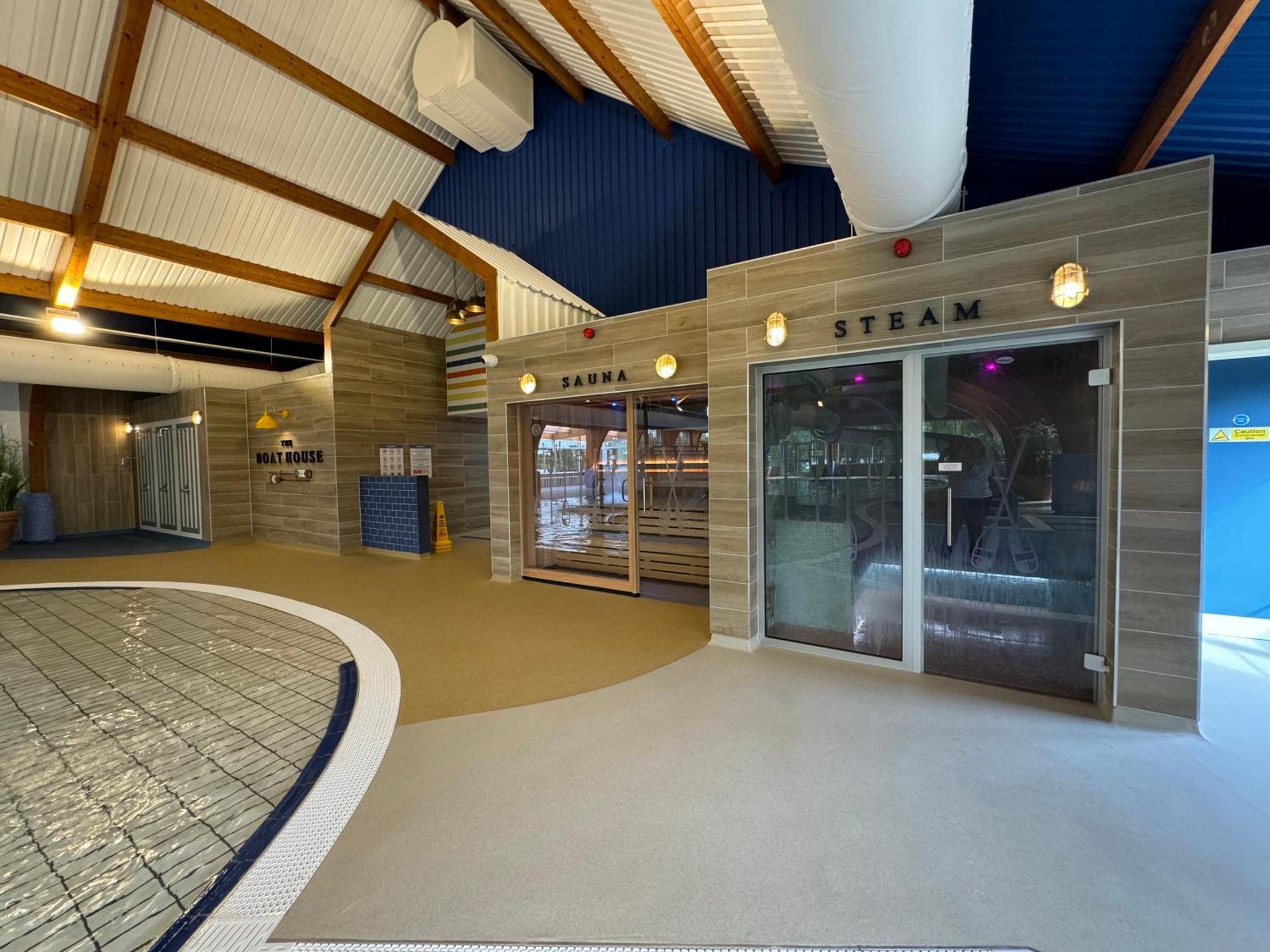 The Boat House, Hot Tub Lodge เซาธ์เซอร์นีย์ ภายนอก รูปภาพ